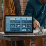 Computador mostrando un software para administrar tu negocio